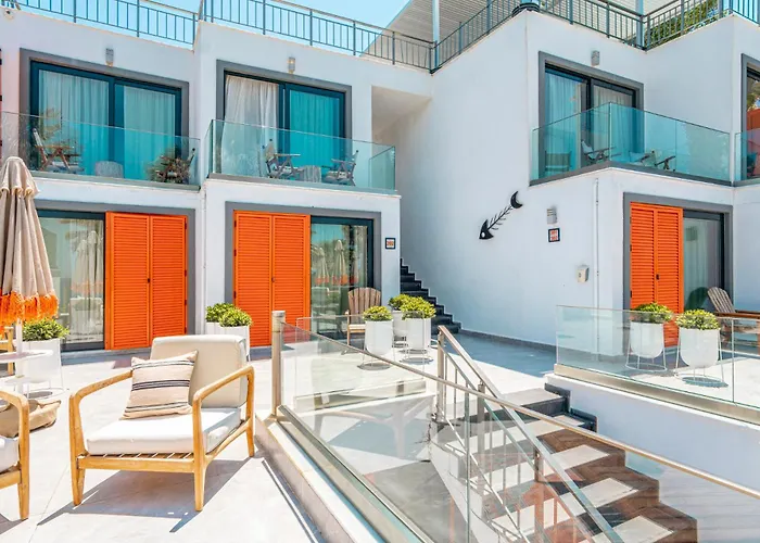 La Local Beach&hotel מלון