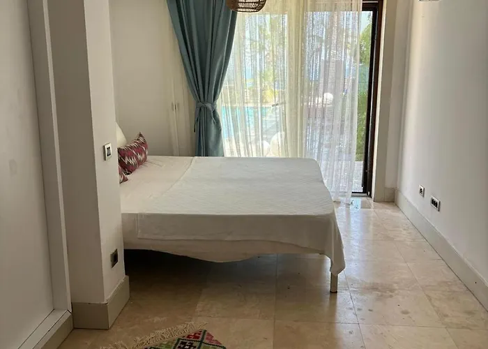 La Local Beach&hotel יאליקאבאק